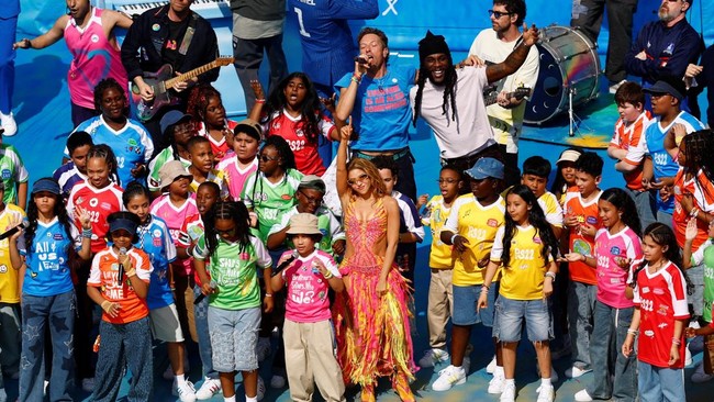 Soccer Football - FIFA World Cup 2026 - Final - Spain v Argentina - Halftime Show - New York/New Jersey Stadium, East Rutherford, New Jersey, U.S. - July 19, 2026 Coldplay, Sesame Street, The Muppets, Shakira and Burna Boy perform during the Halftime