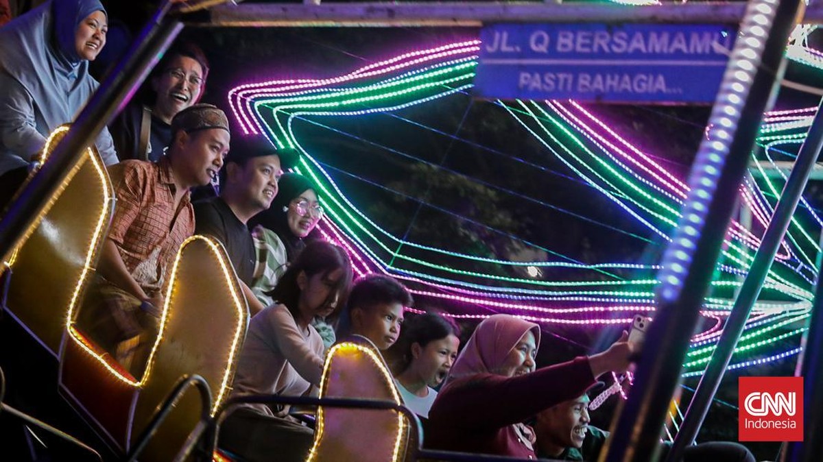 Sejumlah pengunjung bermain di Plaza Multifungsi Jakarta International Velodrome, Rawamangun, Jakarta, Minggu (20/7). (CNN Indonesia/Febria Adha L).