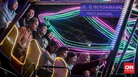 Pengunjung bermain di Plaza Multifungsi Jakarta International Velodrome, Rawamangun, Jakarta, Minggu (20/7). (CNN Indonesia/Febria Adha L).