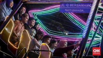 Pengunjung bermain di Plaza Multifungsi Jakarta International Velodrome, Rawamangun, Jakarta, Minggu (20/7). (CNN Indonesia/Febria Adha L).