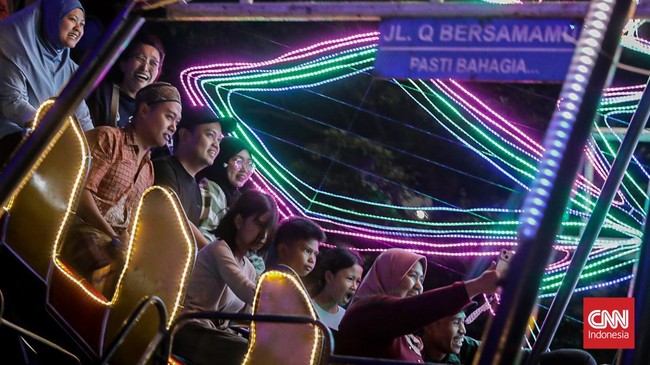 Sejumlah pengunjung bermain di Plaza Multifungsi Jakarta International Velodrome, Rawamangun, Jakarta, Minggu (20/7). (CNN Indonesia/Febria Adha L).