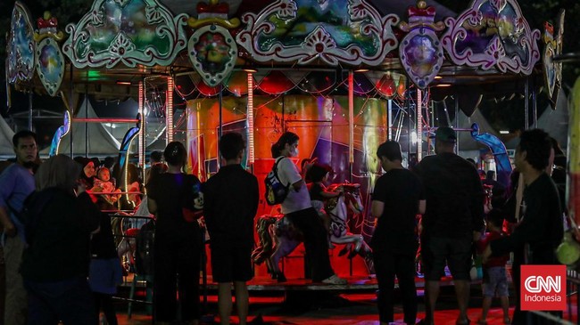 Sejumlah pengunjung bermain di Plaza Multifungsi Jakarta International Velodrome, Rawamangun, Jakarta, Minggu (20/7). (CNN Indonesia/Febria Adha L).