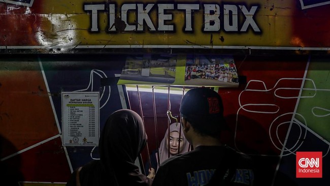 Sejumlah pengunjung bermain di Plaza Multifungsi Jakarta International Velodrome, Rawamangun, Jakarta, Minggu (20/7). (CNN Indonesia/Febria Adha L).