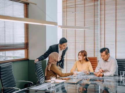 Ciri Kepribadian Orang yang Paling Pendiam saat Kumpul Bareng