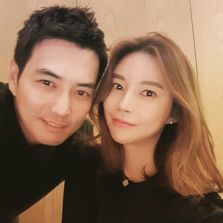 <p>Sang aktor kerap berbagi momen bersma istrinya di akun Instagram pribadi. Bahkan, ia juga pernah beberapa kali membicarakan Cha Ye Ryun ketika menjadi bintang tamu dalam program TV. Dalam program <em>MBC &lsquo;All Broadcasting in the World&rsquo;, </em>Joo Sang Wook secara blak-blakan memuji istrinya yang suka bunga. &ldquo;Orang yang menyukai bunga pada dasarnya baik hati,&rdquo; ungkap Joo Sang Wook, dikutip dari laman <em>allkpop,</em> Senin (20/7/2026).&nbsp;(Foto: Instagram @uks0718_)</p>