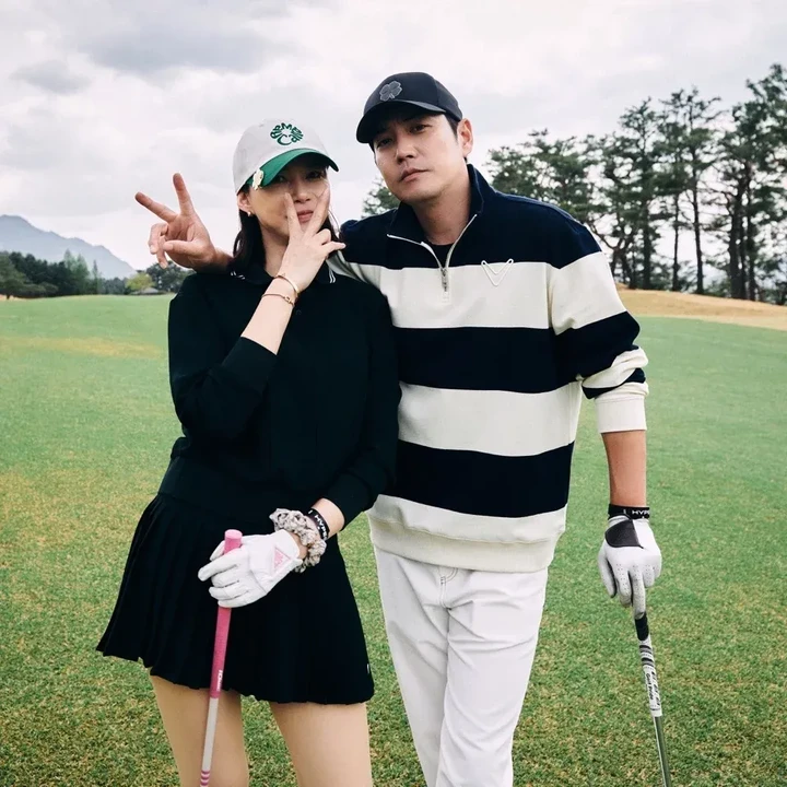 <p>Kesuksesannya pun membuat para penonton juga penasaran dengan kehidupan Joo Sang Wook di dunia nyata, Bunda. Usut punya usut, aktor 48 tahun ini telah menikah dengan sesama artis, Cha Ye Ryun, pada Mei 2017. Kini, keduanya pun telah dikaruniai seorang putri bernama Joo In Ah pada Maret 2016.&nbsp;(Foto: Instagram @uks0718_)</p>