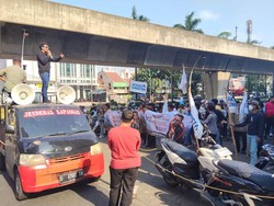 Kantor Hotman Paris di Kelapa Gading Digeruduk Massa Demo