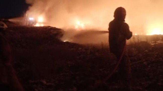 Petugas berupaya memadamkan kebakaran di TPA Benowo, Kelurahan Sumberrejo, Kecamatan Pakal, Kota Surabaya, pada Minggu (19/7) malam.