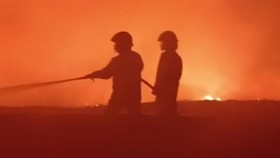 Petugas berupaya menanggulangi kebakaran di TPA Benowo, Surabaya, Minggu (19/7) malam.