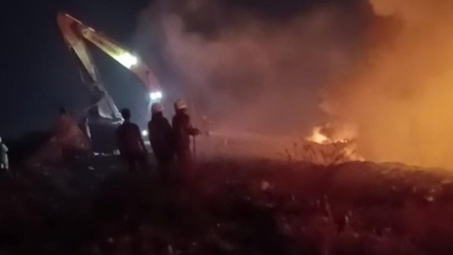 Kebakaran melanda Tempat Pembuangan Akhir (TPA) Benowo, Kelurahan Sumberrejo, Kecamatan Pakal, Kota Surabaya, pada Minggu (19/7) malam. Tumpukan sampah di lokasi tersebut terbakar hebat sebelum akhirnya berhasil dipadamkan oleh petugas gabungan.