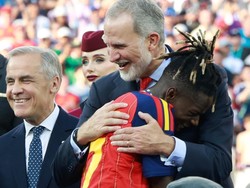 Momen Raja Felipe IV Peluk Pemain Spanyol Usai Juara Piala Dunia