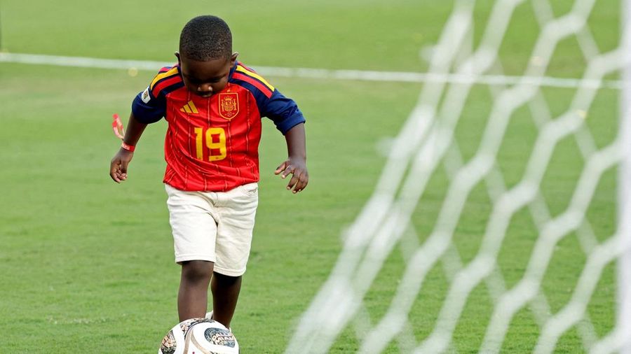 Keyne Yamal, adik Lamine Yamal, bermain sepak bola di lapangan usai seremoni penyerahan trofi Piala Dunia FIFA 2026 di New York/New Jersey Stadium, East Rutherford, New Jersey, Amerika Serikat, Minggu (19/7/2026).