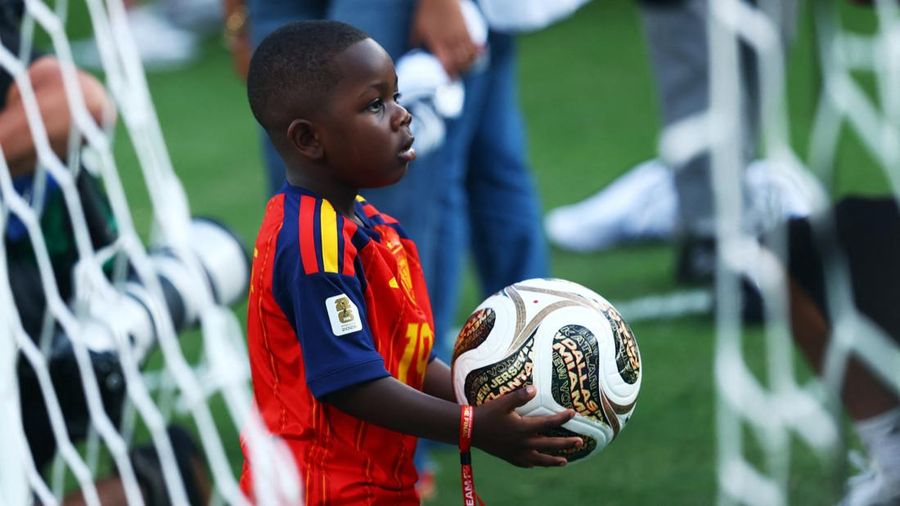 Keyne Yamal, adik Lamine Yamal, bermain sepak bola di lapangan usai seremoni penyerahan trofi setelah Spanyol menjuarai Piala Dunia FIFA 2026 di New York/New Jersey Stadium, East Rutherford, New Jersey, Amerika Serikat, Minggu (19/7/2026).