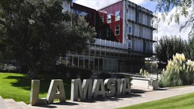 La Masia merupakan akademi yang telah melahirkan banyak pemain bola kelas dunia berkat filosofi permainan dan penerapan pendidikan karakter.