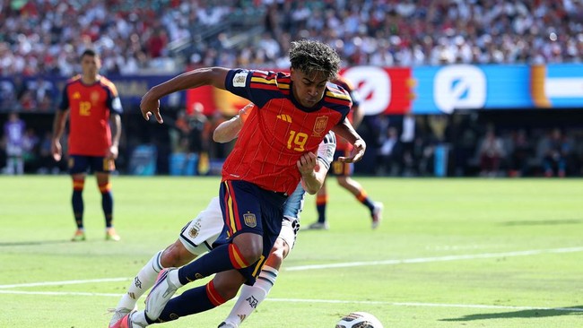 EAST RUTHERFORD, NEW JERSEY - JULY 19: Lamine Yamal #19 of Spain competes for the ball against Nicolas Tagliafico #3 of Argentina during the FIFA World Cup 2026 Final match between Spain and Argentina at New York New Jersey Stadium on July 19, 2026 i