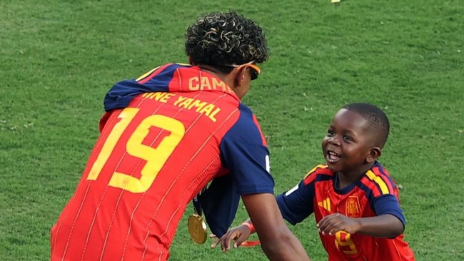 Soccer Football - FIFA World Cup 2026 - Final - Spain v Argentina - New York/New Jersey Stadium, East Rutherford, New Jersey, U.S. - July 19, 2026 Spain's Lamine Yamal celebrates with his brother Keyne after winning the World Cup REUTERS/John Sibley