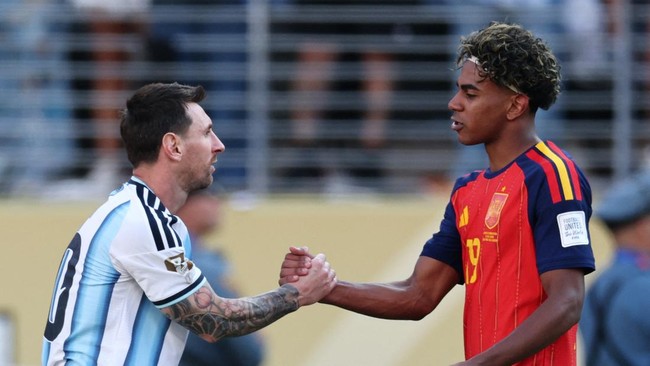 Soccer Football - FIFA World Cup 2026 - Final - Spain v Argentina - New York/New Jersey Stadium, East Rutherford, New Jersey, U.S. - July 19, 2026 Spain's Lamine Yamal shakes hands with Argentina's Lionel Messi after the match IMAGN IMAGES via Reuter