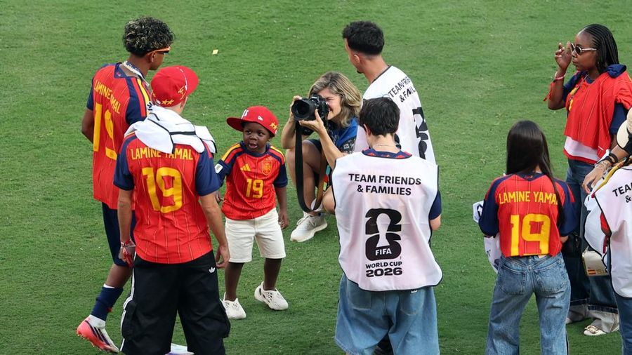 Lamine Yamal merayakan keberhasilan Spanyol menjuarai Piala Dunia FIFA 2026 bersama adiknya, Keyne Yamal, dan sang ibu, Sheila Ebana, usai laga final di New York/New Jersey Stadium, East Rutherford, New Jersey, Amerika Serikat, Minggu (19/7/2026).