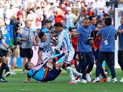 Soccer Football - FIFA World Cup 2026 - Final - Spain v Argentina - New York/New Jersey Stadium, East Rutherford, New Jersey, U.S. - July 19, 2026 Spain's Gavi clashes with Argentina's Leandro Paredes after the match REUTERS/Kai Pfaffenbach     TPX I