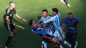 Soccer Football - FIFA World Cup 2026 - Final - Spain v Argentina - New York/New Jersey Stadium, East Rutherford, New Jersey, U.S. - July 19, 2026 Argentina's Leandro Paredes clashes with Spain's Gavi next to assistant coach Walter Samuel IMAGN IMAGE