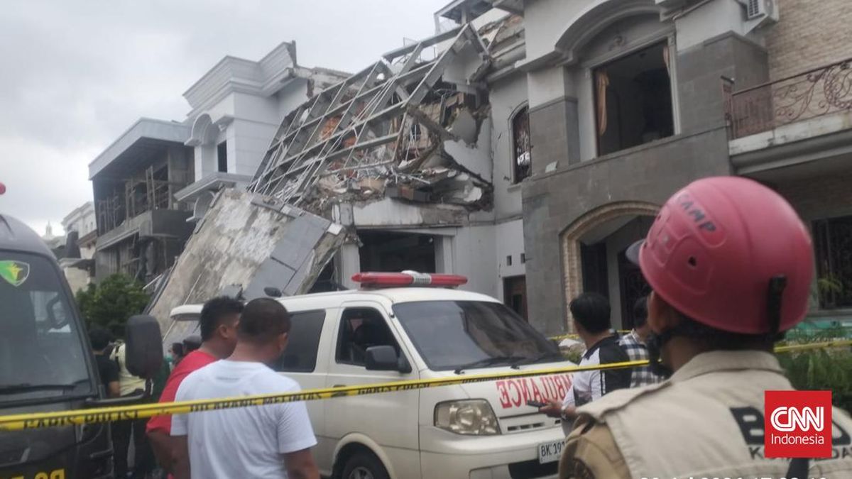 Ledakan di Rumah Mewah Grand Polonia, 4 Orang Terjebak dan 2 Luka