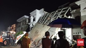 Proses penanggulangan dan evakuasi korban ledakan di perumahan mewah Grand Polonia Medan, Kecamatan Medan Polonia, Kota Medan.