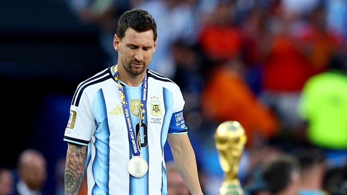 Momen Messi Tangisi Spanyol Angkat Trofi Piala Dunia 2026