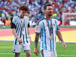 Soccer Football - FIFA World Cup 2026 - Final - Spain v Argentina - New York/New Jersey Stadium, East Rutherford, New Jersey, U.S. - July 19, 2026 Argentina's Lionel Messi with the runners-up medal as he looks dejected after the match IMAGN IMAGES vi