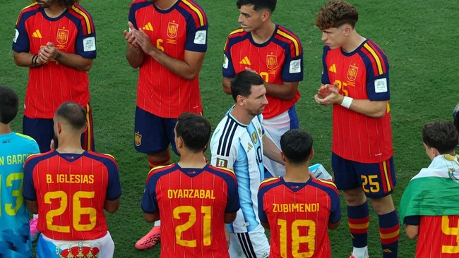 Soccer Football - FIFA World Cup 2026 - Final - Spain v Argentina - New York/New Jersey Stadium, East Rutherford, New Jersey, U.S. - July 19, 2026 Spain players applaud Argentina's Lionel Messi as he walks up to receive his runners up medal after the