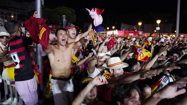 Soccer Football - FIFA World Cup 2026 - Final - Spain v Argentina - Fans gather in Madrid - Madrid, Spain - July 20, 2026 Spain fans celebrate after winning the FIFA World Cup final REUTERS/Ana Beltran
