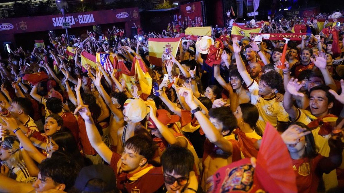 Soccer Football - FIFA World Cup 2026 - Final - Spain v Argentina - Fans gather in Madrid - Madrid, Spain - July 20, 2026 Spain fans celebrate after winning the FIFA World Cup final REUTERS/Ana Beltran
