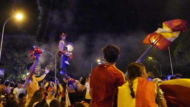 Soccer Football - FIFA World Cup 2026 - Final - Spain v Argentina - Fans gather in Madrid - Madrid, Spain - July 20, 2026 Spain fans celebrate at Plaza de Cibeles in Madrid after Spain win the FIFA World Cup final against Argentina REUTERS/Ana Beltra