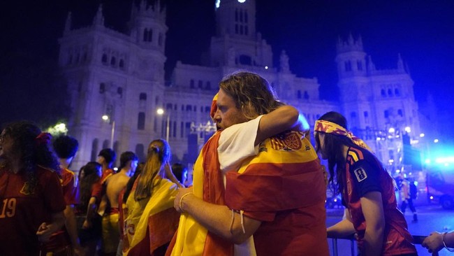 Soccer Football - FIFA World Cup 2026 - Final - Spain v Argentina - Fans gather in Madrid - Madrid, Spain - July 20, 2026 Spain fans celebrate near the Palacio de Cibeles after winning the World Cup REUTERS/Ana Beltran