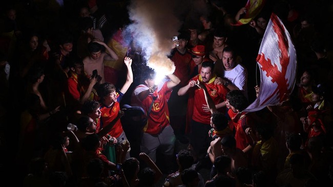Soccer Football - FIFA World Cup 2026 - Final - Spain v Argentina - Fans gather in Madrid - Madrid, Spain - July 20, 2026 Spain fans celebrate near the Palacio de Cibeles after winning the World Cup REUTERS/Alejandro Martinez Velez
