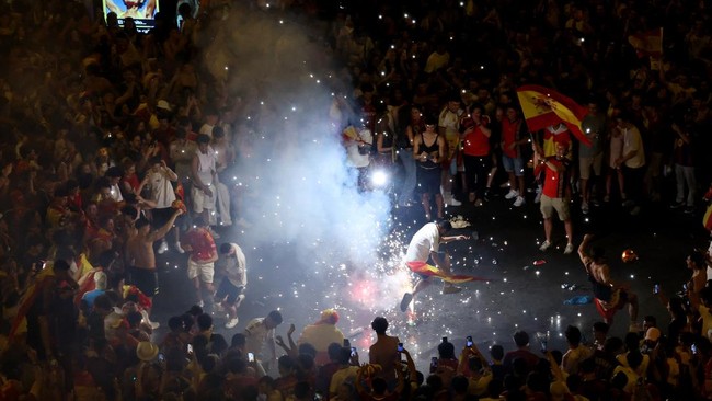 Soccer Football - FIFA World Cup 2026 - Final - Spain v Argentina - Fans gather in Madrid - Madrid, Spain - July 19, 2026 Spain fans set off fireworks as they celebrate at Plaza de Cibeles in Madrid after Spain win the FIFA World Cup final against Ar