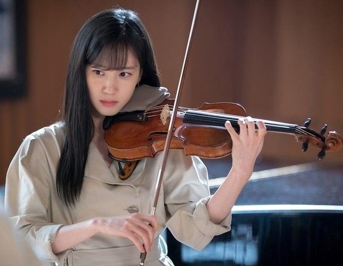 Melalui drama romantis Do You Like Brahms? (2020), Park Eun Bin memamerkan penampilannya sebagai mahasiswi tingkat akhir jurusan biola, yang pantang menyerah dalam meraih mimpinya sebagai violinis./ Foto: imdb.com