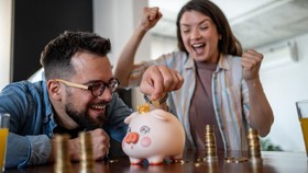 Anda bisa melakukan soft saving, cara menabung yang lebih seimbang antara menata masa depan dan mencari kebahagiaan di masa kini.