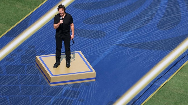 EAST RUTHERFORD, NEW JERSEY - JULY 19: Tom Cruise speaks before the FIFA World Cup 2026 Final match between Spain and Argentina at New York New Jersey Stadium on July 19, 2026 in East Rutherford, New Jersey.   Florencia Tan Jun/Getty Images/AFP (Phot