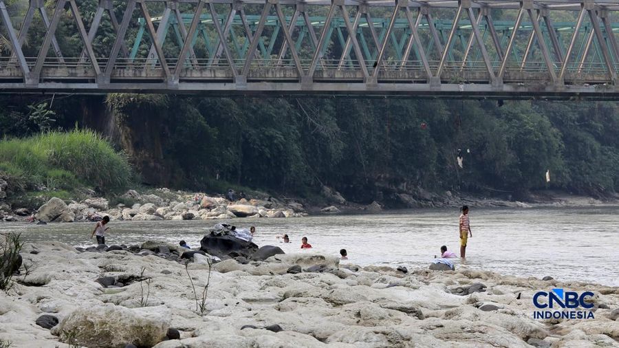 Musim tandus mulai berakibat pada menyusutnya debit Sungai Cisadane nan melintasi Desa Kampung Sawah, Kecamatan Rumpin, Kabupaten Bogor, Jawa Barat, Senin (20/7/2026). (CNBC Indonesia/Muhammad Sabki)
