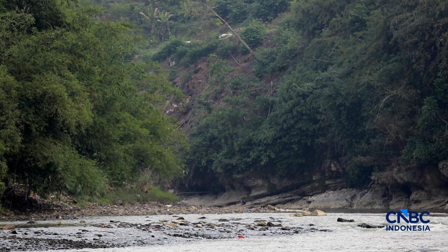 Musim tandus mulai berakibat pada menyusutnya debit Sungai Cisadane nan melintasi Desa Kampung Sawah, Kecamatan Rumpin, Kabupaten Bogor, Jawa Barat, Senin (20/7/2026). (CNBC Indonesia/Muhammad Sabki)
