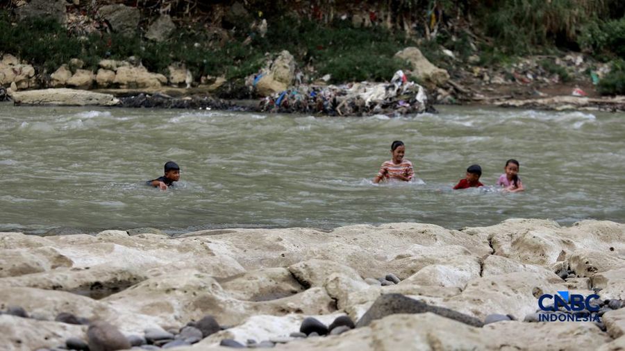 Musim tandus mulai berakibat pada menyusutnya debit Sungai Cisadane nan melintasi Desa Kampung Sawah, Kecamatan Rumpin, Kabupaten Bogor, Jawa Barat, Senin (20/7/2026). (CNBC Indonesia/Muhammad Sabki)