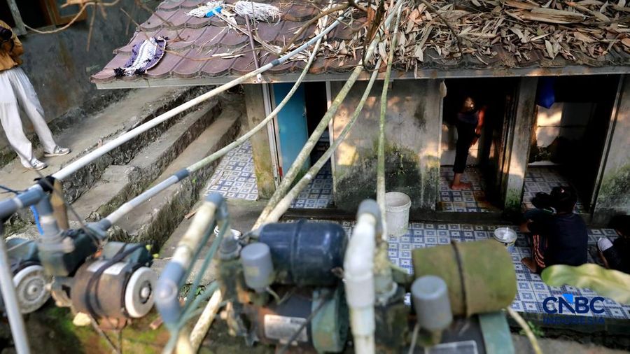 Musim tandus mulai berakibat pada menyusutnya debit Sungai Cisadane nan melintasi Desa Kampung Sawah, Kecamatan Rumpin, Kabupaten Bogor, Jawa Barat, Senin (20/7/2026). (CNBC Indonesia/Muhammad Sabki)