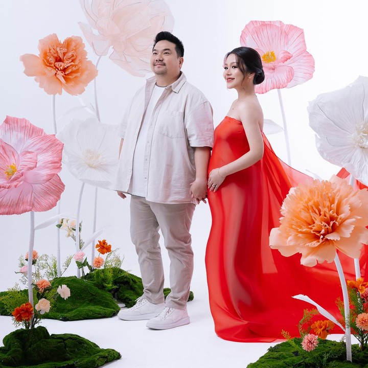 <p>Dalam unggahan lainnya, pasangan yang menikah 8 Januari 2023 ini membagikan foto maternity dengan konsep elegan kali ini tanpa kedua anak. Foto: Instagram @nexcarlos</p>