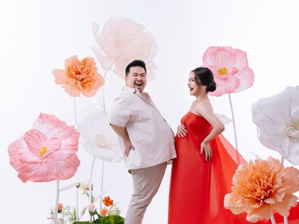 Intip Maternity Shoot Kehamilan Anak Ketiga Nex Carlos & Istri yang Penuh Warna