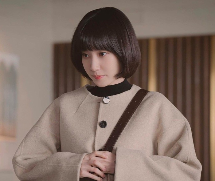 Park Eun Bin berani mengambil tantangan dengan memerankan seorang pengacara jenius pengidap spektrum autisme (ASD) di Extraordinary Attorney Woo (2022). Berkat akting apiknya sebagai Woo Young Woo, ia meraih penghargaan Daesang./ Foto: imdb.com