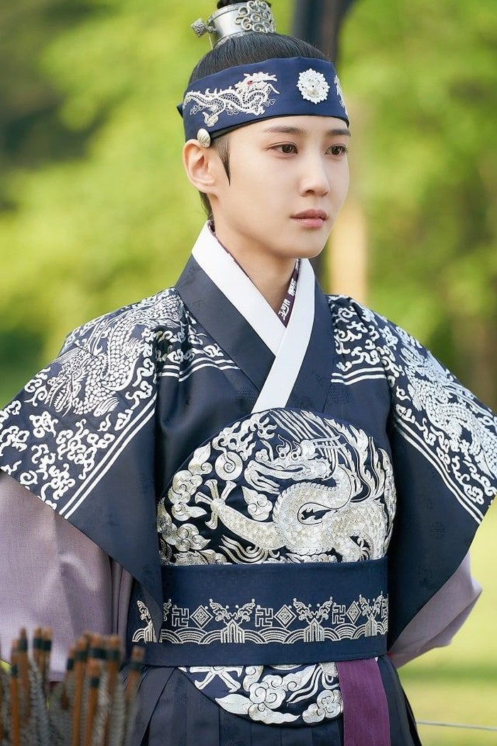 Park Eun Bin telah membintangi beberapa serial sageuk, salah satunya The King's Affection (2021). Menariknya, ia memainkan peran seorang perempuan yang harus menyamar sebagai mendiang saudara kembar laki-lakinya yang menjadi Putra Mahkota Lee Hwi./ Foto: