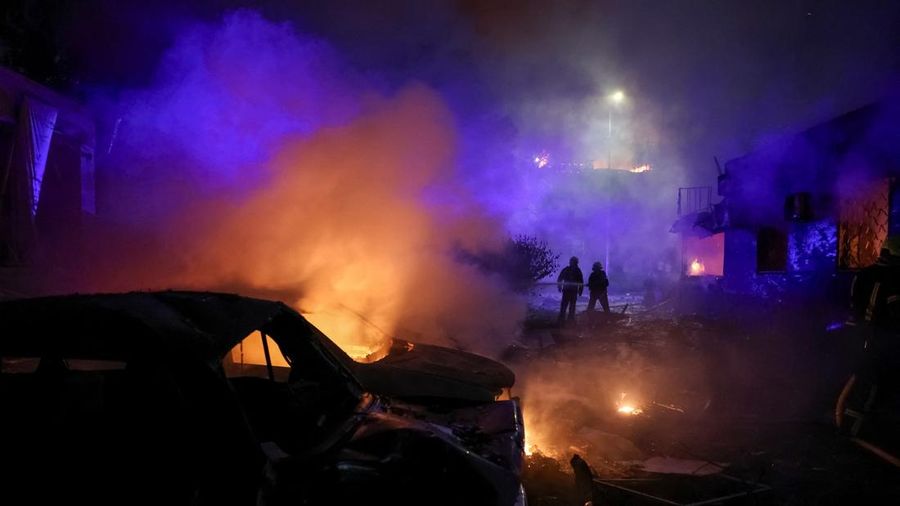 Petugas pemadam kebakaran bekerja di letak gedung apartemen nan terkena serangan rudal Rusia, di tengah serangan Rusia terhadap Ukraina, di Kyiv, Ukraina, 19 Juli 2026.