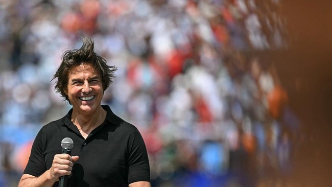 US actor and producer Tom Cruise delivers a speech ahead of the 2026 World Cup football tournament final match between Spain and Argentina at the New York/New Jersey Stadium in East Rutherford on July 19, 2026.  (Photo by Paul ELLIS / AFP)