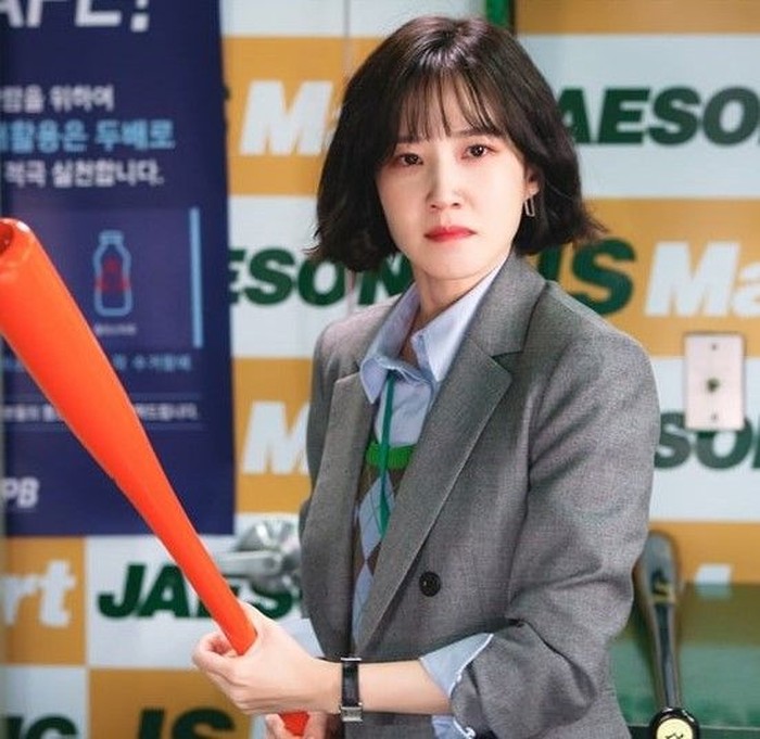 Popularitas Park Eun Bin semakin melejit usai membintangi drama Hot Stove League (2019). Bersama dengan Nam Goong Min, ia memerankan Lee Se Young, seorang manajer tim baseball yang bekerja sama membangkitkan timnya ke liga juara./ Foto: soompi.com