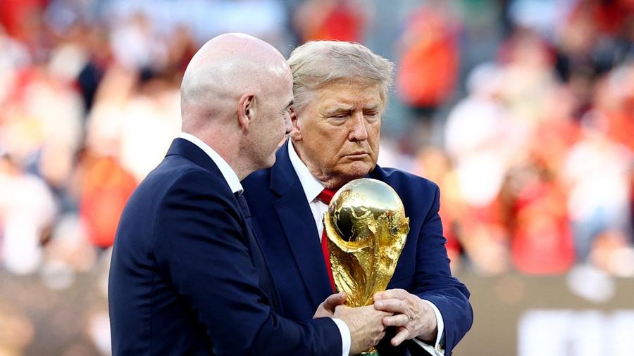 Presiden FIFA Gianni Infantino dan Presiden AS Donald Trump berbareng trofi Piala Dunia FIFA saat seremoni penyerahan penghargaan usai final Piala Dunia 2026 antara Spanyol dan Argentina di New York/New Jersey Stadium, East Rutherford, New Jersey, Amer